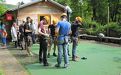 Snap Mitarbeiter bei der Kletterparkvorbereitung 