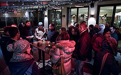 Snap MitarbeiterInnen in Wintergarten bei Punsch und Gebäck