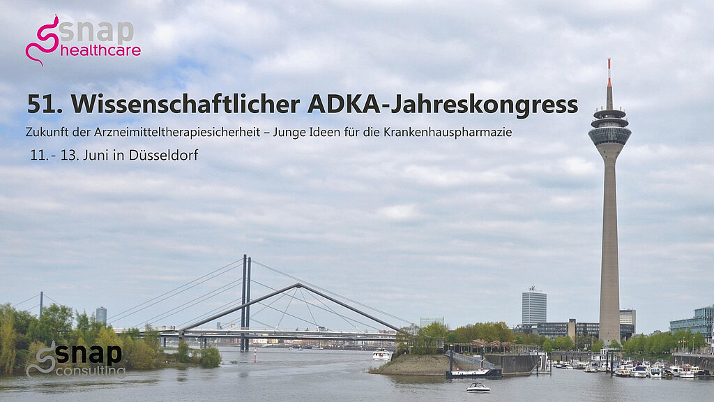 Die Skyline Düsseldorfs mit der Überschrift "51. Wissenschaftlicher ADKA-Jahreskongress – „Zukunft der Arzneimitteltherapiesicherheit – Junge Ideen für die Krankenhauspharmazie"