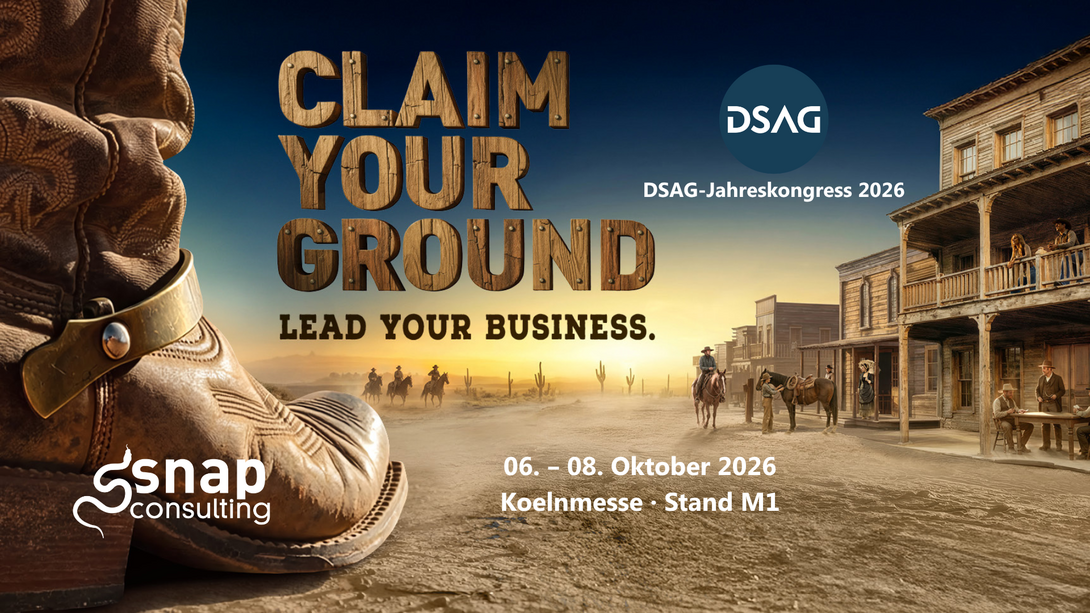 Ein Cowboystiefel im Fokus vor einer Western-Stadt mit Pferden und Saloon. Darauf das Motto der DSAG 2026 "Claim your ground. Lead your business"