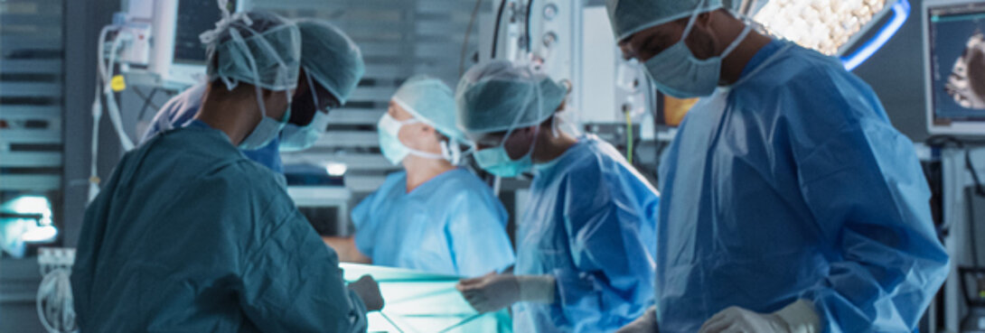 Foto, das ein OP-Team während einer Operation zeigt.