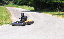 Kartfahrer in der Kurve 