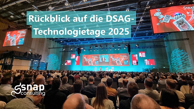 Eine große Bühne mit viel Publikum. Darüber die Überschrift "Rückblick auf die DSAG-Technologietage 2025"