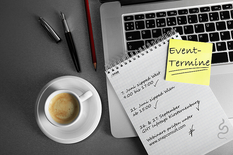 Kaffee, PC und Block mit Information zu Veranstaltungen der snap consulting