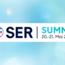 Hellblauer Hintergrund mit der Überschrift "SER Summit" von 20. bis 21. Mai 2025.