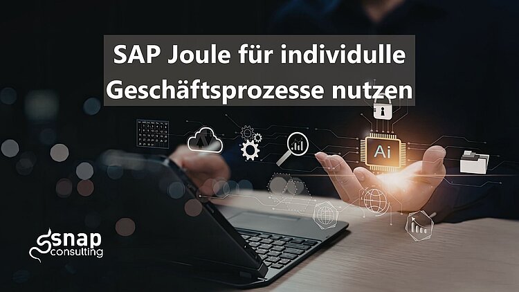 ein offener Laptop mit einer Hand