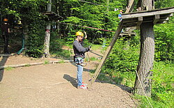 Snap Mitarbeiter beim Aufstieg in den Klettergarten 