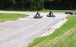 Zwei Karts auf der Rennbahn