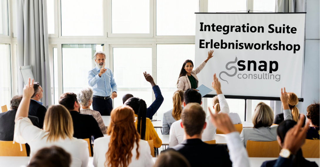 Ein Vortrag in einem Seminarraum, viele vom Publikum zeigen auf. Auf der Leinwand vorne steht "Integration Suite Erlebnisworkshop"