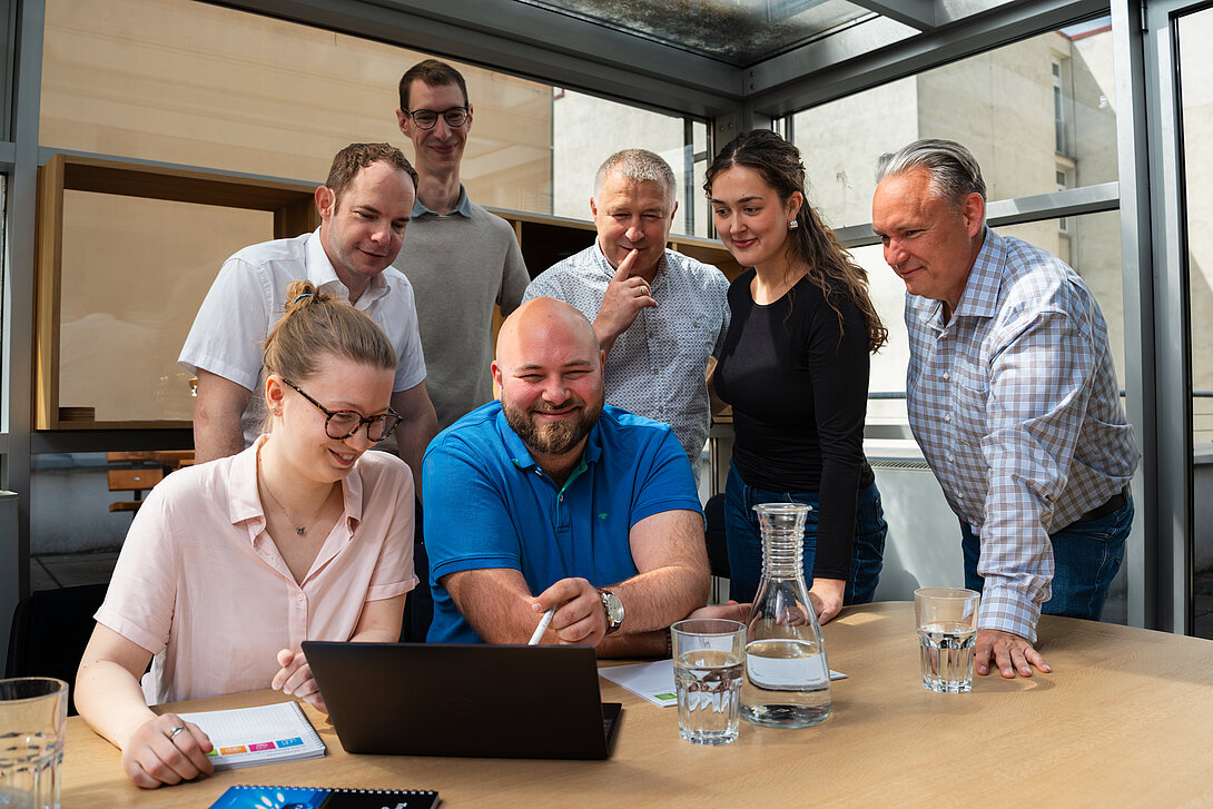 Gruppenfoto eines snap Teams vor dem Laptop