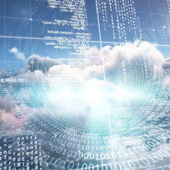 Ein wolkiger Himmel mit binärem Code