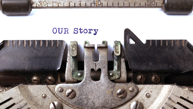 Eine alte Schreibmaschine die "Our Story" schreibt