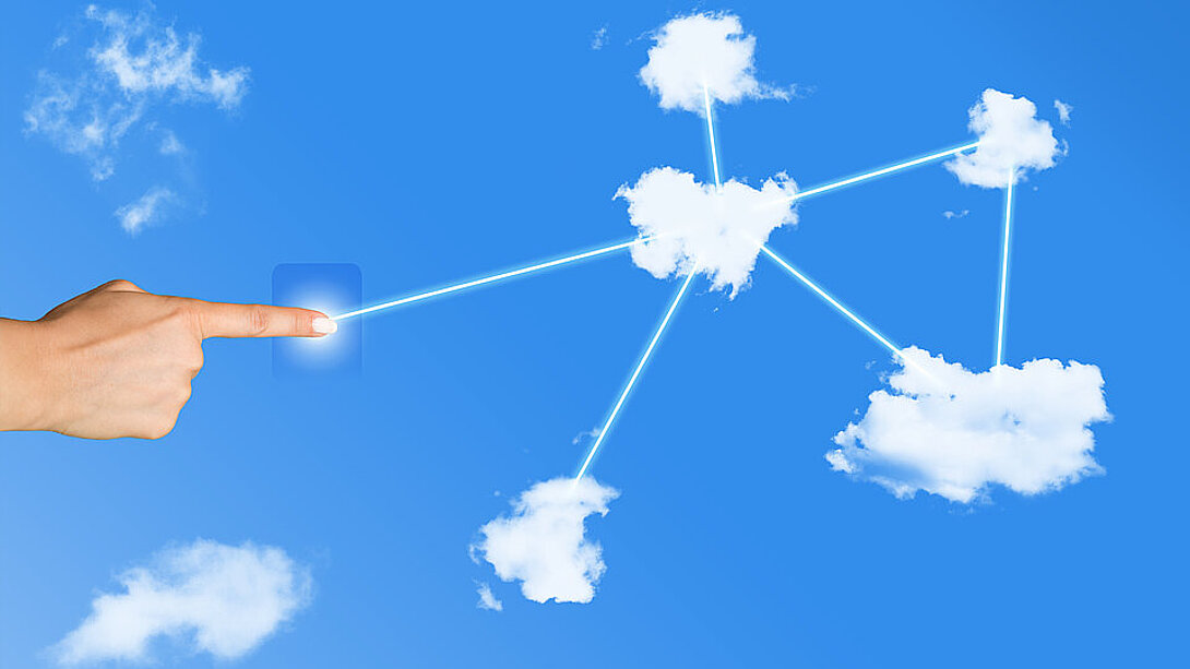 Ein blauer Himmel mit mehreren weißen Wolken. Von der linken Seite zeigt eine Hand mit ausgestrecktem Zeigefinder auf die Wolken, aus der Fingerspitze kommt ein Laserstrahl der die Wolken verbindet.