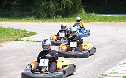 Vier Karts auf der Rennbahn 