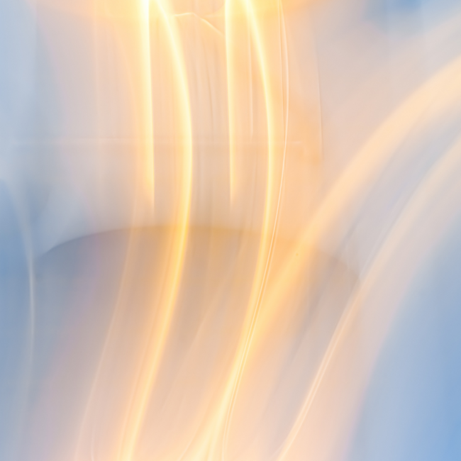 leichte gelbe Lichstreifen auf blauem Hintergrund