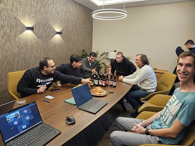 Gruppenbild von unseren Mitarbeiter*innen bei einem Meeting