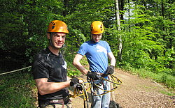 Zwei Snap Mitarbeiter in Kletterausrüstung