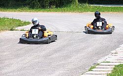 Zwei Karts auf der Rennbahn 