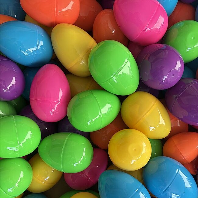 Viele bunte Ostereier aus Plastik