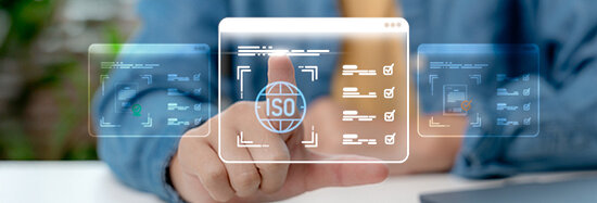 Foto, das einen Mann zeigt, der mit seinem Zeigefinger ein Head-Up-Display vor ihm bedient, das die Bezeichnung ISO trägt.