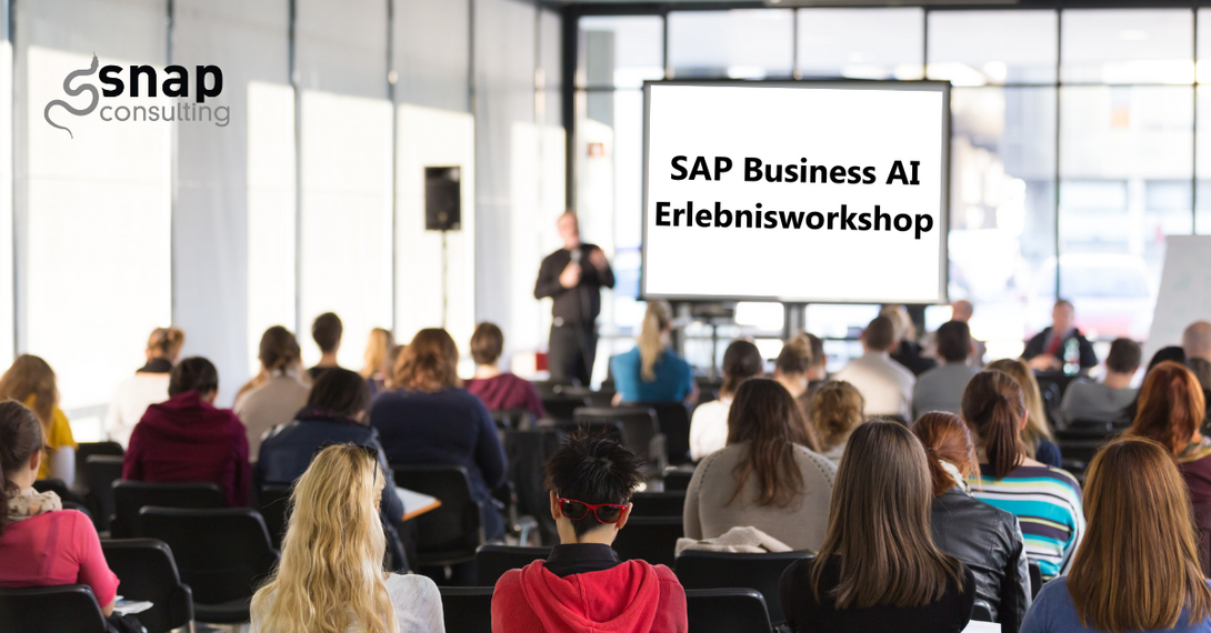 Ein Vortrag mit vollem Publikum, auf der Tafel vorne steht "SAP Business AI Erlebnisworkshop"