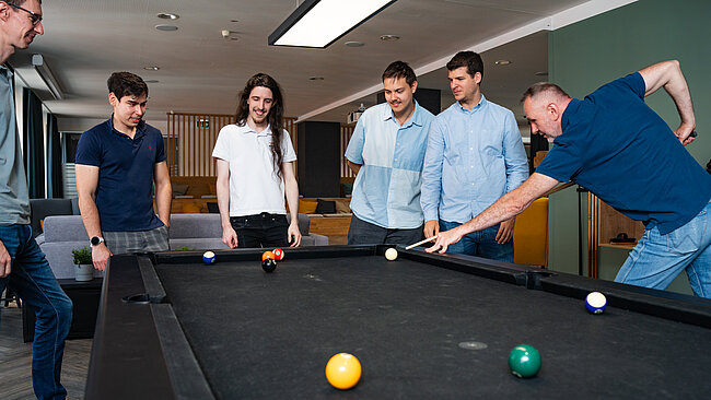 ein snap Team beim Billardspiel