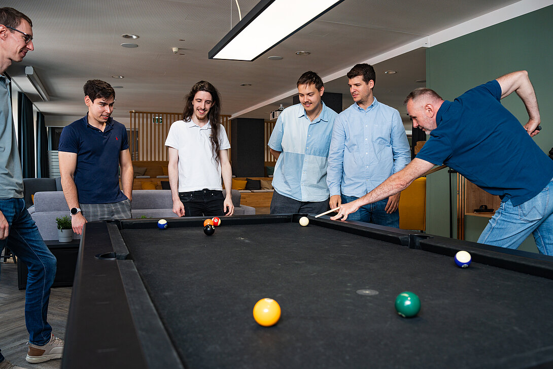 ein snap Team beim Billardspiel