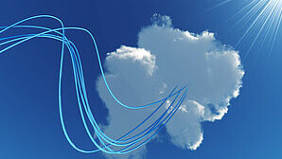 Eine Wolke im sonnigen Himmel, Kabel laufen in geschwungener Linie hinein.