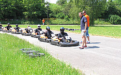 KartfahrerInnen aufgereiht vor dem Start 